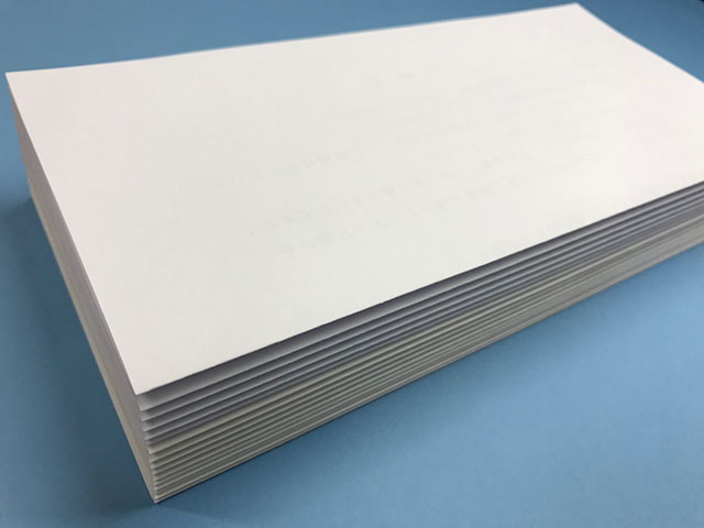 A4用紙は三つ折にして納品します。 A4用紙は三つ折にして納品します。